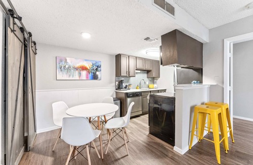 Pleasant Valley Apartment | SoCo 2BR corner suite, king bed, fast WiFi