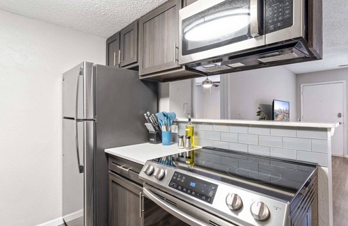 Pleasant Valley Apartment | SoCo 2BR corner suite, king bed, fast WiFi