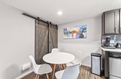 Pleasant Valley Apartment | SoCo 2BR corner suite, king bed, fast WiFi