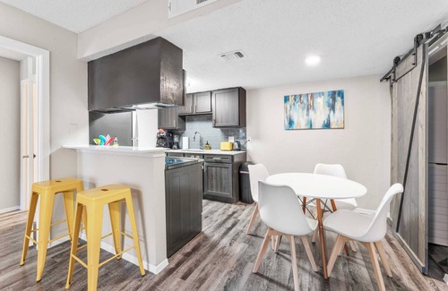 Pleasant Valley Apartment | SoCo 2BR cozy suite w/pool, king bed, fast WiFi