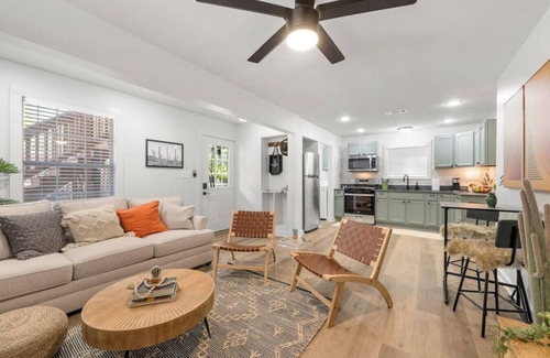 South Congress House | SoCo BoHo Bungalow | Sleeps 4