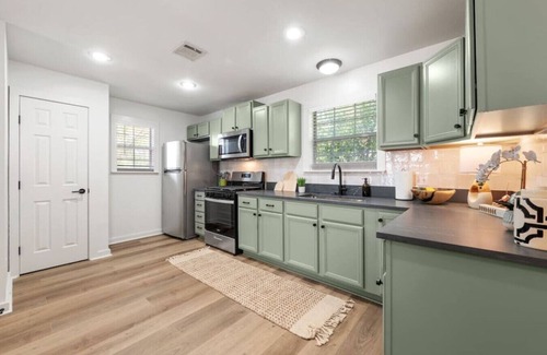 South Congress House | SoCo BoHo Bungalow | Sleeps 4