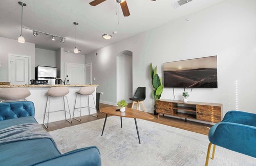 South Congress Apartment | SOCO Cozy Comfy | Pool + Gym + Racquetball + Laundry + Pkg