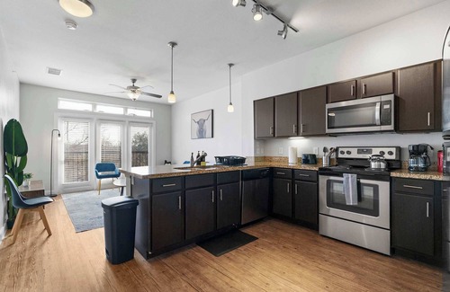 South Congress Apartment | SOCO Cozy Comfy | Pool + Gym + Racquetball + Laundry + Pkg