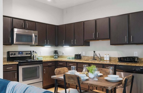 South Congress Apartment | SOCO Cozy Lavish Loft | Pool + Gym + Racquetball + Laundry + Pkg