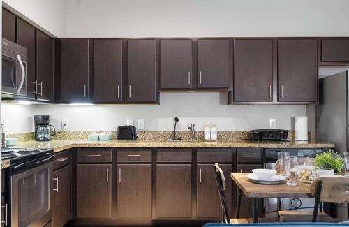 South Congress Apartment | SOCO Cozy Lavish Loft | Pool + Gym + Racquetball + Laundry + Pkg