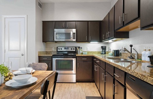 South Congress Apartment | SOCO Cozy Lavish Loft | Pool + Gym + Racquetball + Laundry + Pkg