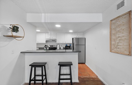 Bouldin Apartment | SOCO FUN HOUSE |Sleeps 10 |Free Pkg |Downtown