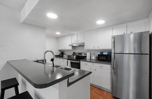Bouldin Apartment | SOCO FUN HOUSE |Sleeps 10 |Free Pkg |Downtown