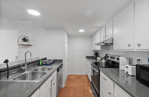 Bouldin Apartment | SOCO FUN HOUSE |Sleeps 10 |Free Pkg |Downtown