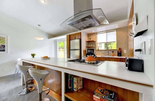 South River City House | SoCo Getaway | Mid-Century Style & Pet-Friendly