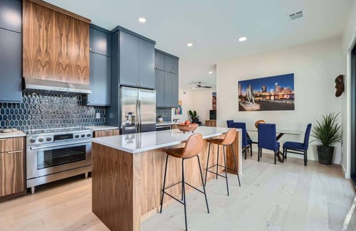 South Congress House | SOCO Modern New 5BR. Pool. 1 Block from Everything