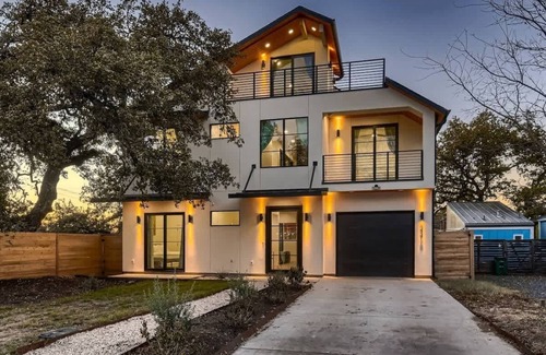 South Congress House | SOCO Modern New 5BR. Pool. 1 Block from Everything