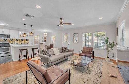 Dawson House | SOCO's Ladybird. Charming. Remodeled. Walkable!