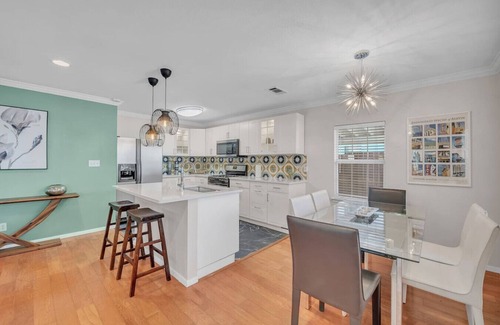 Dawson House | SOCO's Ladybird. Charming. Remodeled. Walkable!