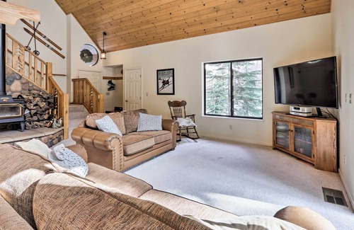 Pla-Vada Woodlands Cabin | Soda Springs Cabin w/ Deck: Mins to 3 Ski Resorts!