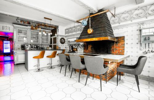 Hohenfelde Apartment | Soirée Villa - Elegant Stay with Garden and Party Room