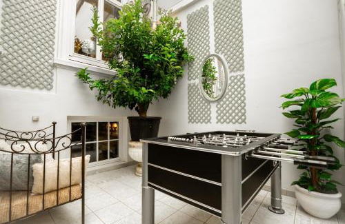 Hohenfelde Apartment | Soirée Villa - Elegant Stay with Garden and Party Room