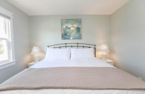 Chic's Beach Apartment | Sojourn's Sea Views with Balcony Sleeps 4