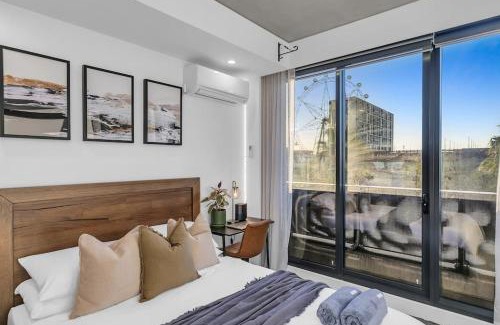 Docklands Apartment | Sol Docklands - Unique 3 Bedroom Loft, Infinity Pool, Gym, Free Parking and Free Trams