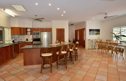 Port Douglas House | Solander House - 5 Bedrooms across from the Beach