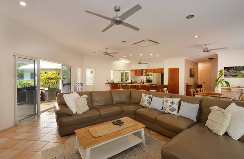 Port Douglas House | Solander House - 5 Bedrooms across from the Beach