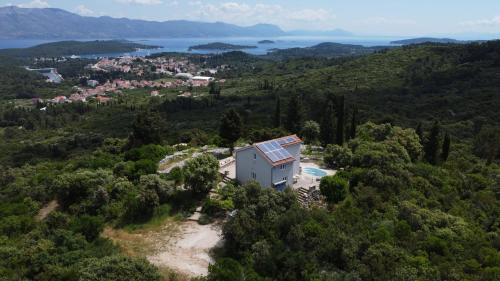 Zrnovo House | Solar Hill Home
