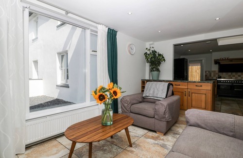 Muchelney Cottage | SOMERSET HOUSE, family friendly, with hot tub in Middlezoy