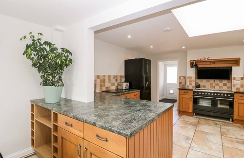 Muchelney Cottage | SOMERSET HOUSE, family friendly, with hot tub in Middlezoy