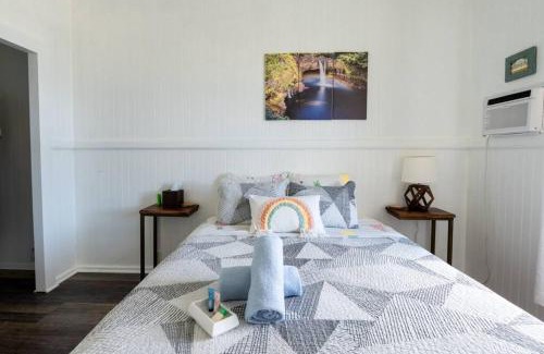 Hilo House | Somewhere over the Rainbow Loft with AC Hilo