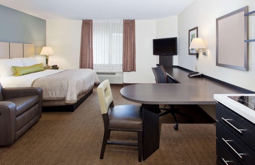 Waukegan Hotel | Sonesta Simply Suites Chicago Waukegan
