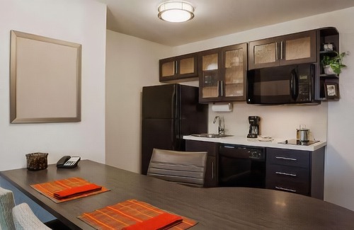 Waukegan Hotel | Sonesta Simply Suites Chicago Waukegan