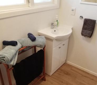 Hamilton Apartment | Songbird Sleepout with bathroom and mini kitchenette