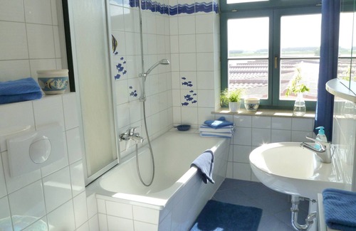 Karlshagen Apartment | Sonnenresidenz in direct water situation with reclining armchairs, 2 bedrooms, bathtub