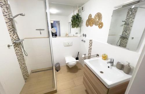 Groemitz Apartment | Sonnige Ferienwohnung mit Balkon und gute Lage
