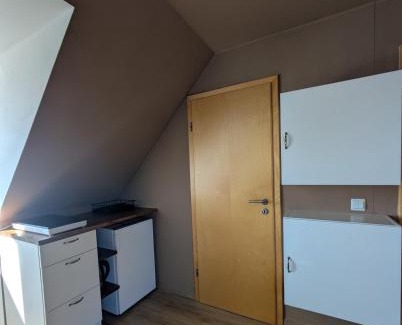 Munchen District Apartment | sonniges Dachgeschoss am münchner Stadtrand