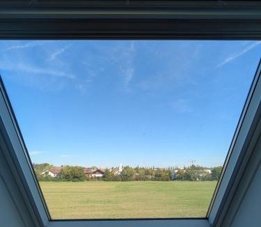 Munchen District Apartment | sonniges Dachgeschoss am münchner Stadtrand