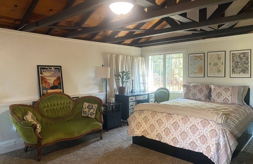 Sonora Apartment | Sonora Treehouse Cottage. Charming studio w/AC & WiFi in quaint historic town