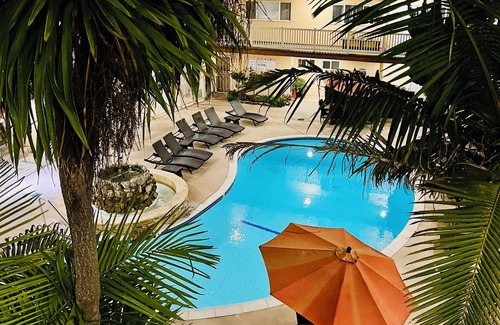 Redondo Beach Apartment | Soothing Beach Apartment in Redondo Beach…20 steps to Ocean!