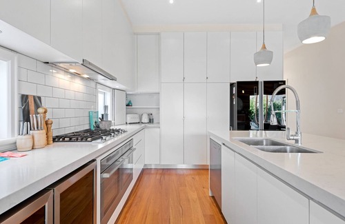 Kingsville House | Sophisticated 2-Bed House with a Pool