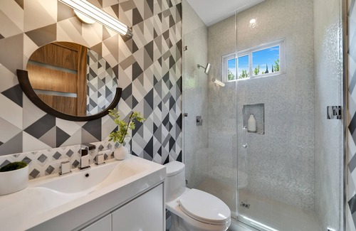 Beverlywood House | Sophisticated 6 Bedrooms and 6.5 Baths with pool and Jacuzzi.
