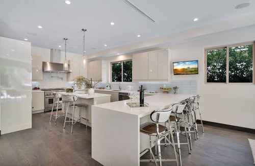 Beverlywood House | Sophisticated 6 Bedrooms and 6.5 Baths with pool and Jacuzzi.