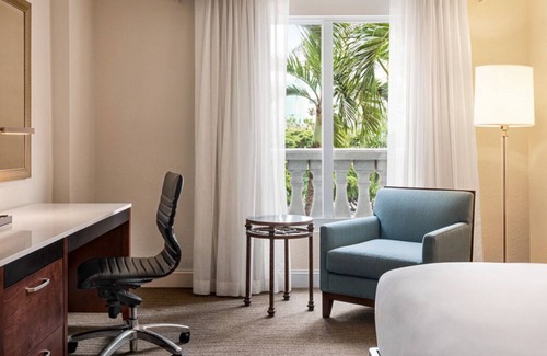 Park Shore House | Sophisticated Suite with Shuttle to Clam Pass Beach | Outdoor Pool