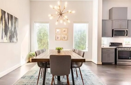 South Central Houston House | Sophisticated Urban Retreat With Skyline Views 3 Bedroom Home