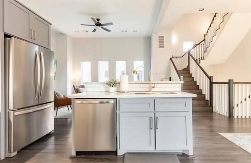 South Central Houston House | Sophisticated Urban Retreat With Skyline Views 3 Bedroom Home