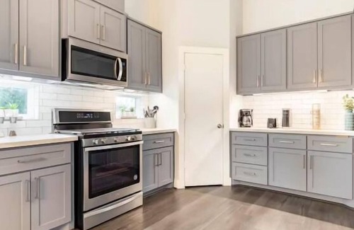 South Central Houston House | Sophisticated Urban Retreat With Skyline Views 3 Bedroom Home