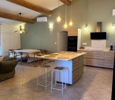 Saint-Maximin-la-Sainte-Baume Villa | Sous les oliviers, Villa entière 6 personnes, climatisée, piscine chauffée en saison