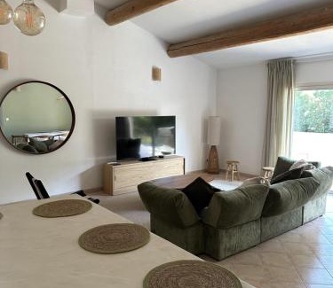 Saint-Maximin-la-Sainte-Baume Villa | Sous les oliviers, Villa entière 6 personnes, climatisée, piscine chauffée en saison