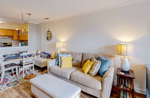 Manteo Condo | Sound-front, 2nd-floor condo with balcony & on-site gazebo - dogs welcome