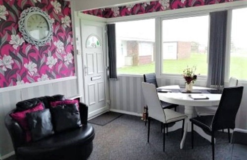 Great Yarmouth Ski Chalet | South Facing Chalet - 5 minutes walk to beach, near Norfolk Broads & Gt Yarmouth